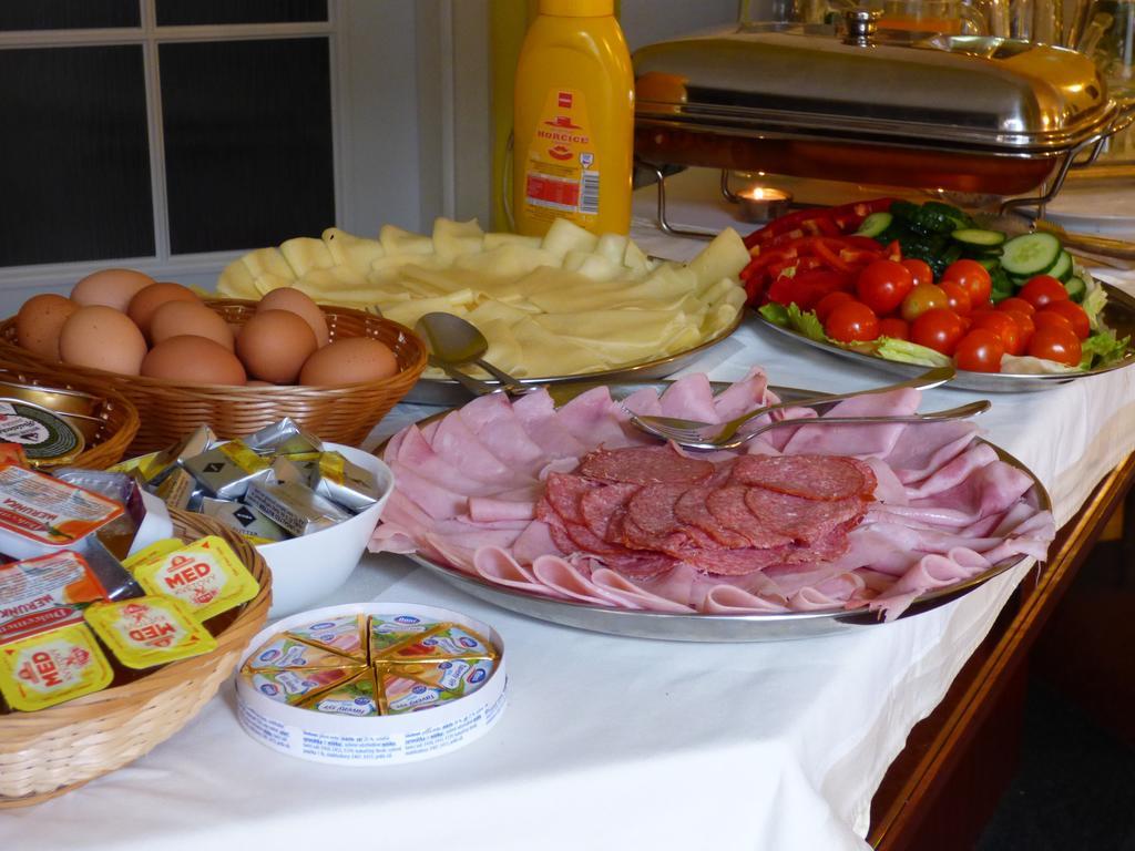Penzion - Restaurant U Zamku Bečov nad Teplou Eksteriør bilde